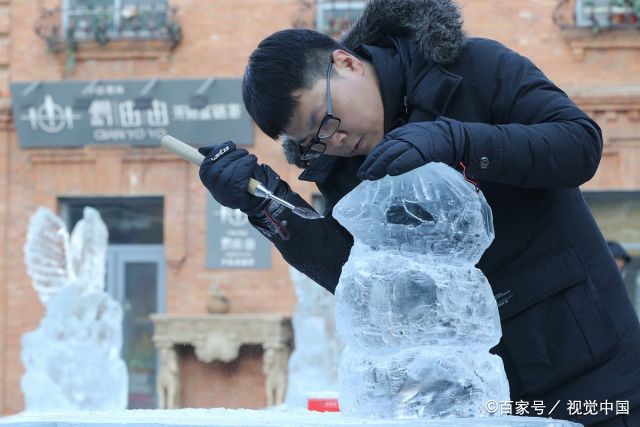 冰雕diy:有人雕个心,有人雕头猪,小姐姐雕的东西让人看不懂